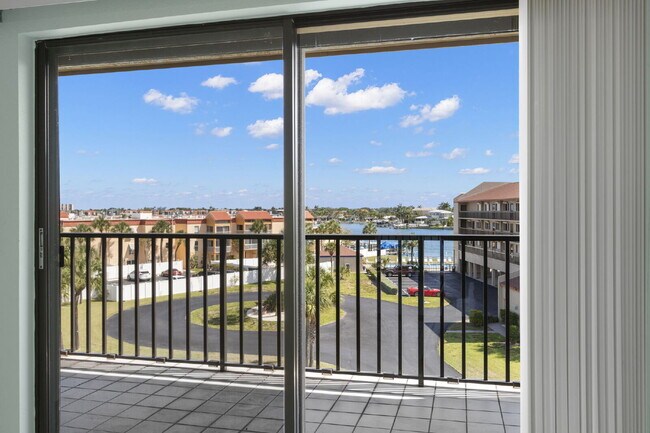Building Photo - Condo For Rent on ST PETE BEACH!