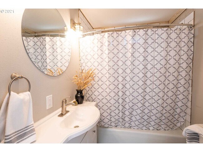 Building Photo - 8111 SE Taylor St