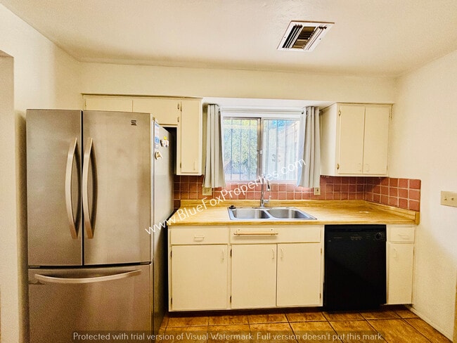 Building Photo - 2712 N Cloverland Ave