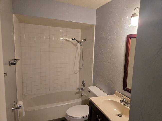 Building Photo - Bright 2BR/2BA Home with Garage
