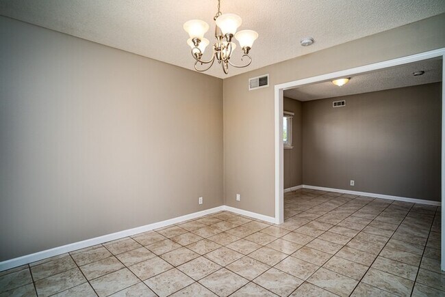 Building Photo - AVAILABLE NOW - 3Bed/2Bath Home for rent i...