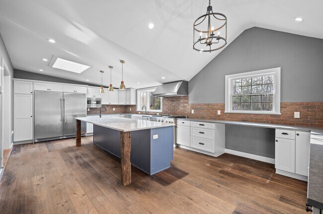 Building Photo - Beautiful 4 Bedroom 3.5 Bathroom Home On Quiet Tree-Lined Street In Millwood.