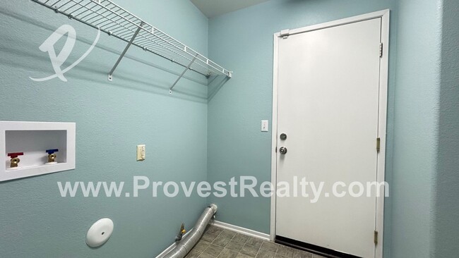 Building Photo - 5 Bedroom, 3.5 Bathroom Victorville Home w...