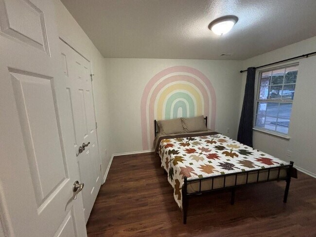 Building Photo - 6 Hart Ln