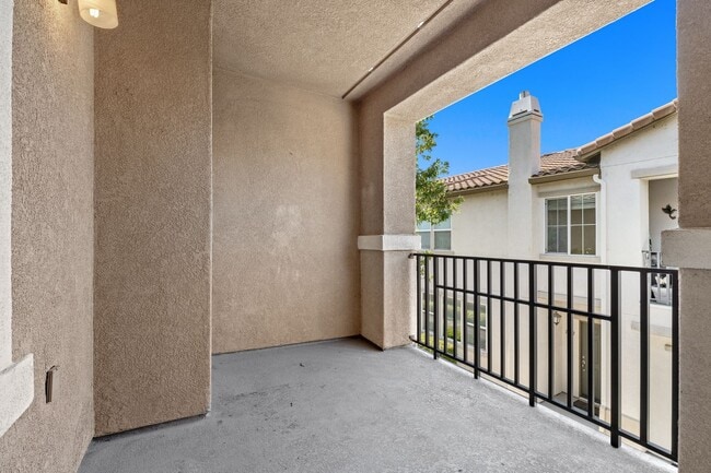 Building Photo - 2 bedroom Condo with an attached garage an...