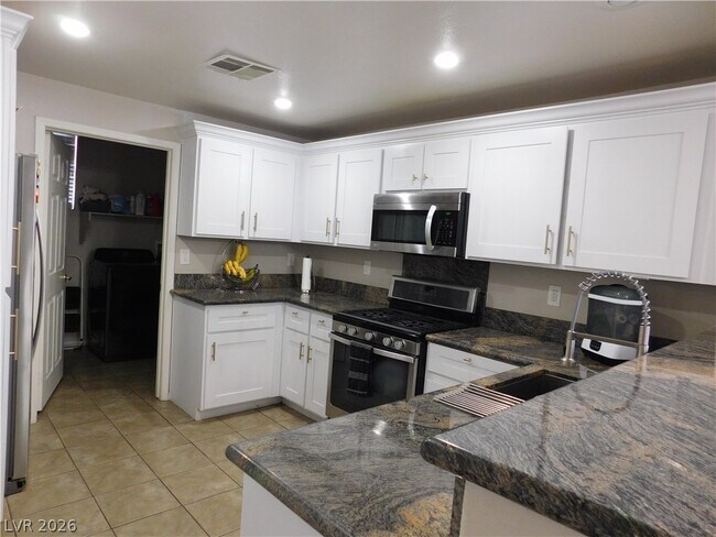 Building Photo - 3965 Palm Beach St