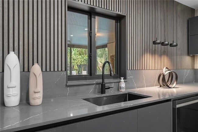 Building Photo - 425 NE 25th St