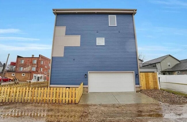 Building Photo - 714 E 20th St