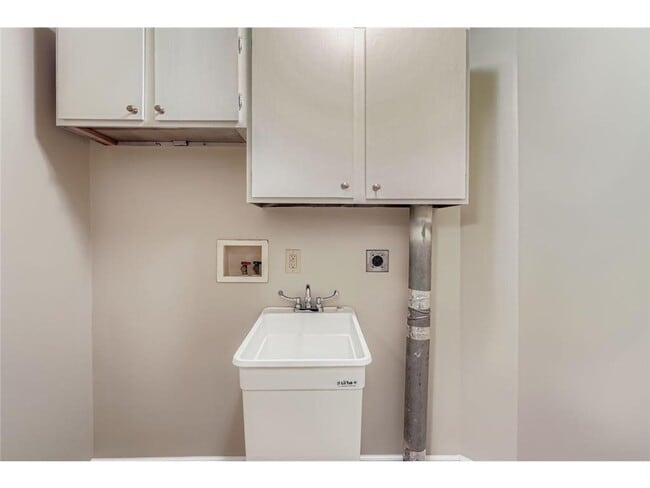 Building Photo - 475 Lawson Ave W