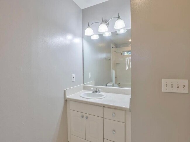 Building Photo - 2093 Greenwood Dr