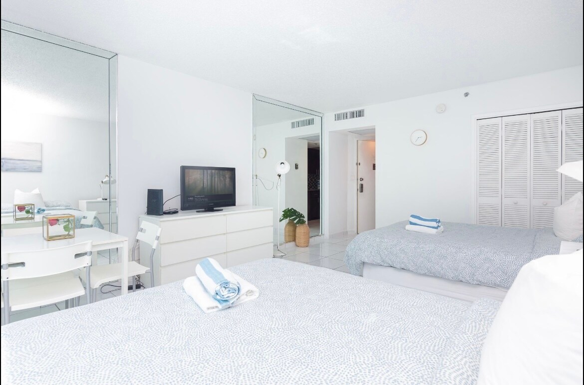 Building Photo - 5445 Collins Ave