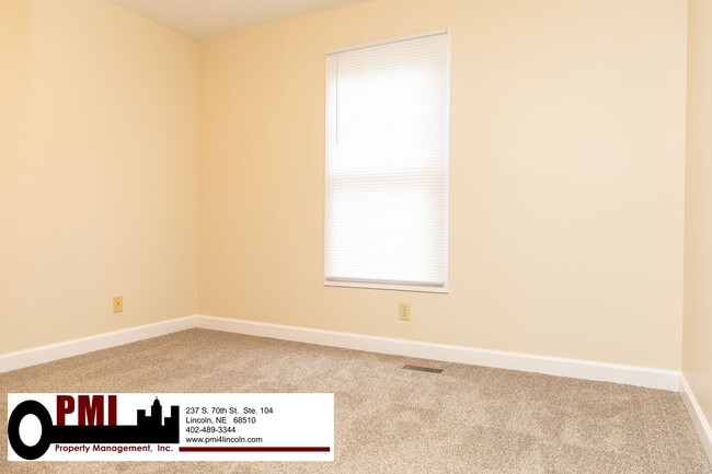 Building Photo - 3 Bedroom and 1.5 bathroom Duplex for Rent