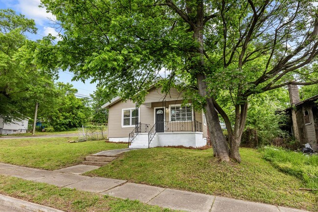Building Photo - Charming 4 Bedroom, 1 Bathroom house