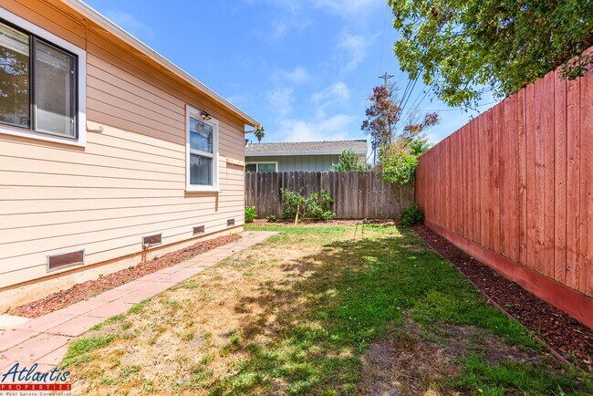 Building Photo - Lovely Seacliff Home | Desirable Location