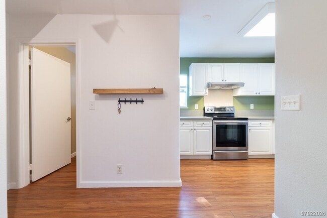 Building Photo - Immaculate 3bd/2.5 SF Home With Upstairs O...