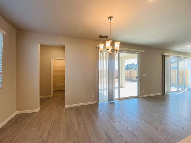 Building Photo - COMING SOON! $2,750 Ashlan & Highland, 4 B...