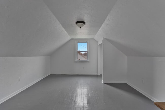 Building Photo - 98 N Navarre Ave