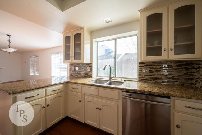 Building Photo - Gated Fresno NW Home, 3BR/2BA, in CUSD - L...