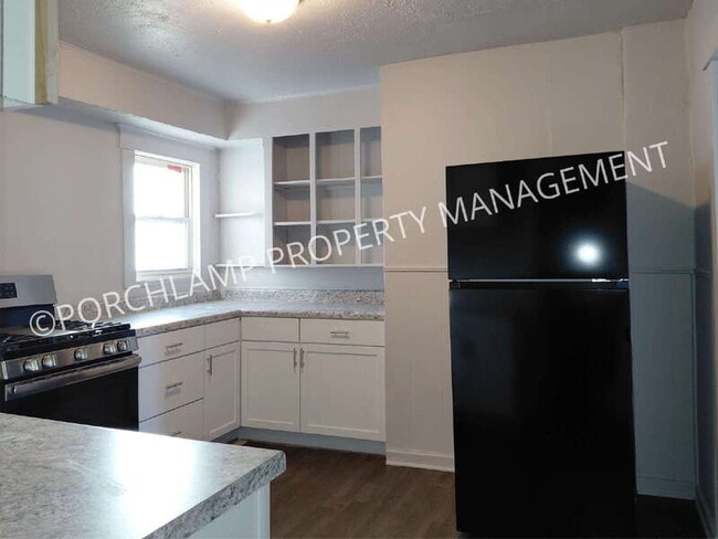 Building Photo - 403 E Broadway Ave