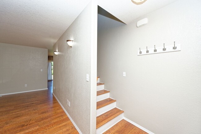 Building Photo - 4 Bedroom Home