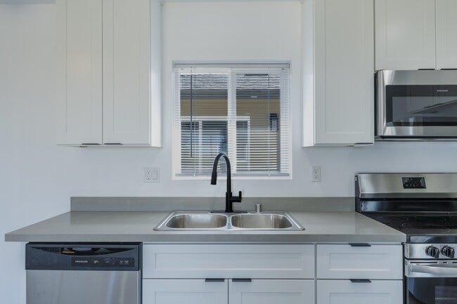 Building Photo - 6211 Poppy Blvd