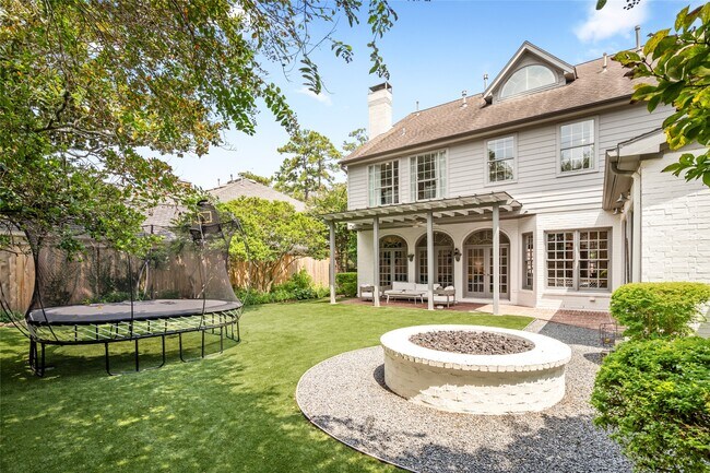 Building Photo - 5527 Briar Dr