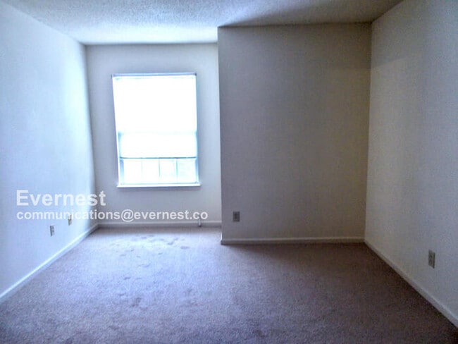 Building Photo - 105K Stratford Dr