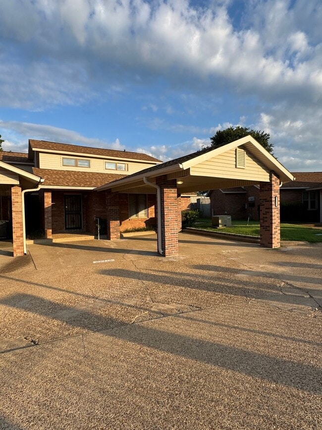 Building Photo - 2 or 3 Bed / 2 Bath Condo in Greenbriar Av...