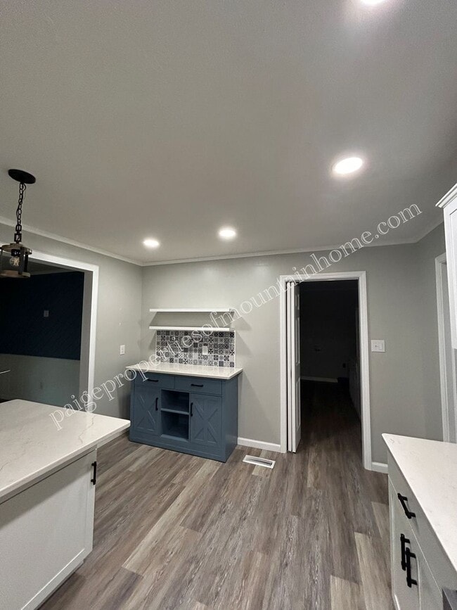 Building Photo - Stunning 4-bedroom, 2-bath Home with Attached Garage