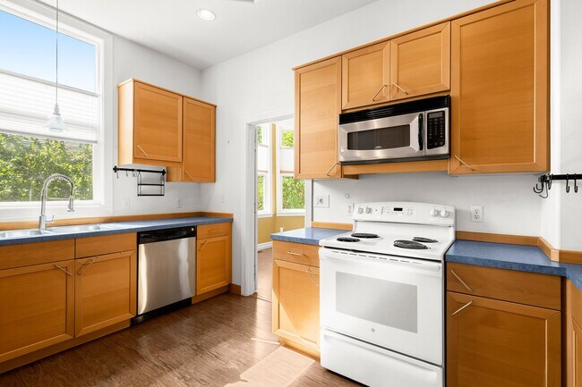 Building Photo - Charming Solar Home in Portland Woodlawn Neighborhood