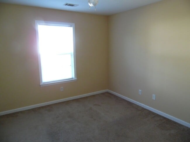 Building Photo - Stunning 4 bedroom with mother-in-law suite on main level