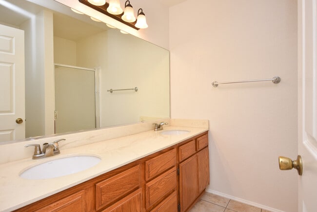 Building Photo - Beautiful Escondido Townhouse with beautiful View!