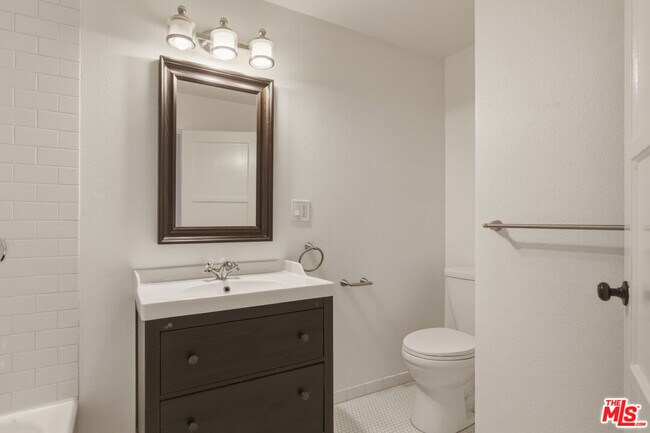 Building Photo - 1492 Silver Lake Blvd