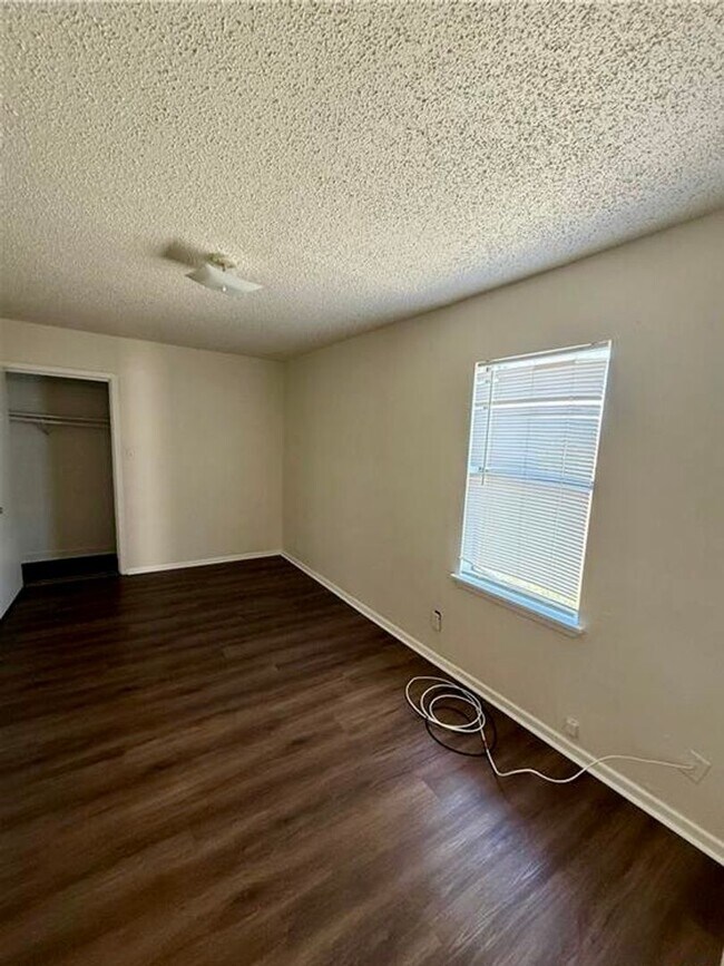 Building Photo - Cozy newly renovated corner lot 3 bedroom 2 bath home available now!