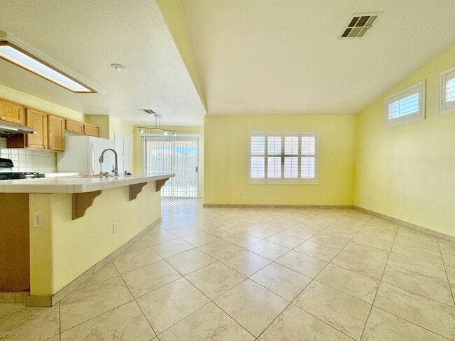 Building Photo - 8159 Dinsmore Dr
