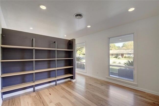 Building Photo - 3005 White Rock Dr