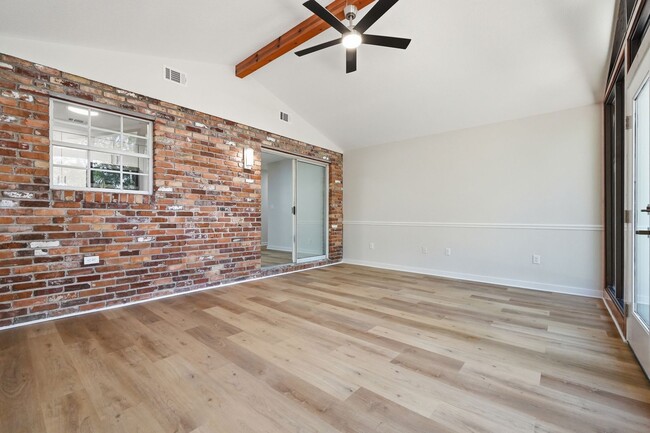 Building Photo - All Brick Home & Large Yard in Niceville!