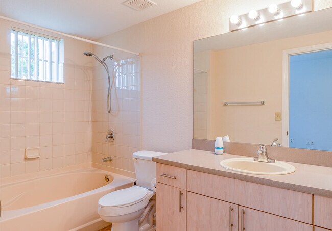 Building Photo - 114 SW Peacock Blvd