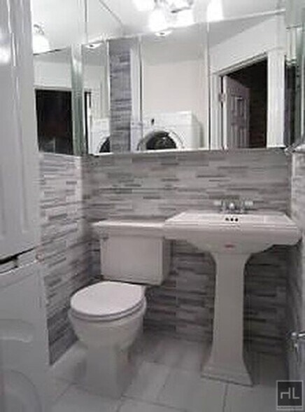 Building Photo - Act now on this gorgeous 2BR 1BTH apartmen...