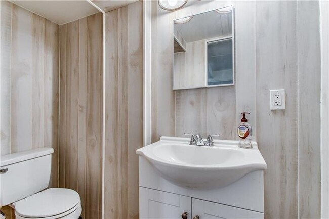 Building Photo - Beautiful 3 Bed / 1.5 Bath with Garage and Large Yard - Available May!!