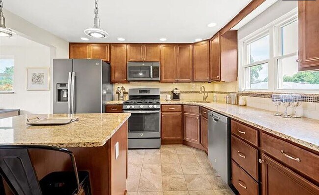Building Photo - BEAUTIFUL HAVEN!  MOVE-IN READY 3 BEDROOM,...