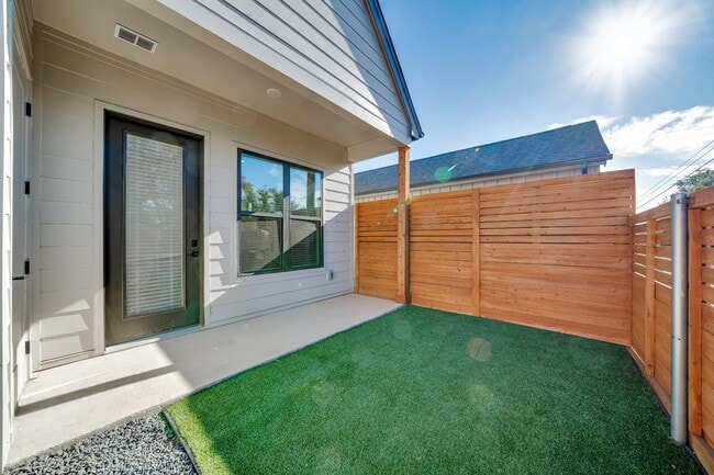 Building Photo - 1601 Mustang Dr