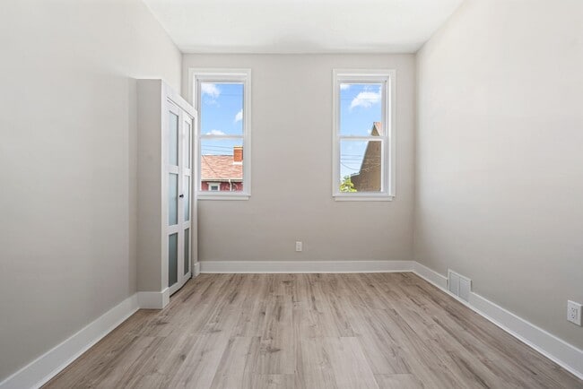 Building Photo - Freshly Renovated 2 Bedroom in Bloomfield available NOW! Includes off-street parking!