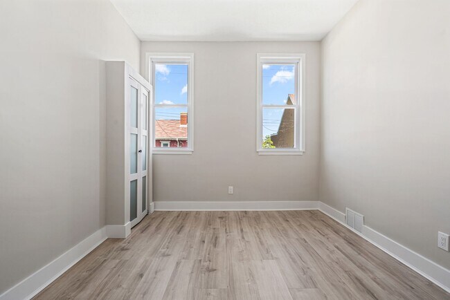 Building Photo - Freshly Renovated 2 Bedroom in Bloomfield available NOW!