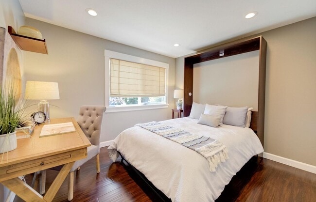 Building Photo - 2 Story 2bd/1.5ba  Townhouse near Commute ...