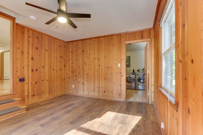 Building Photo - Welcome to Yorktown with a charming rural feel!