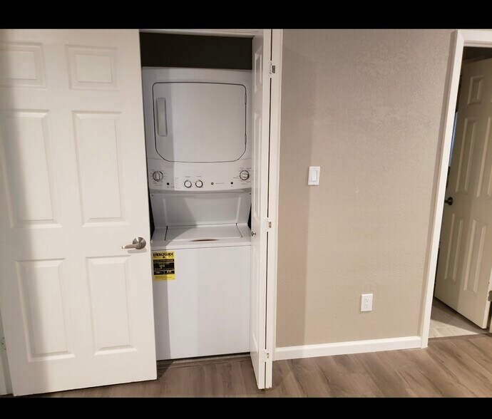 Building Photo - 11839 Parliament St