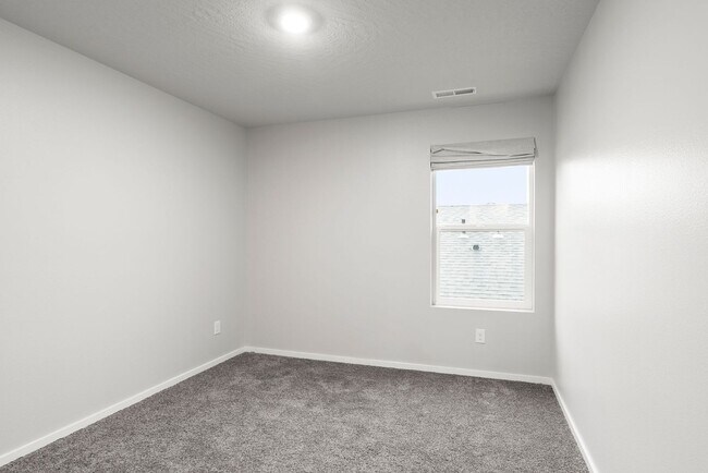 Building Photo - Newer Construction Home in Upriver Drive Neighborhood