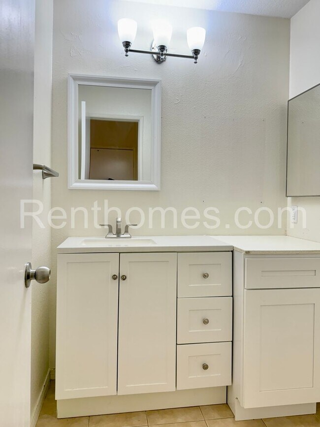 Building Photo - 7425 Charmant Dr