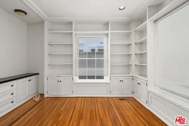 Building Photo - 234 S Roxbury Dr